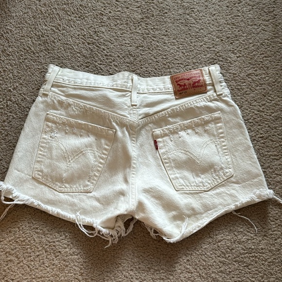 Levi’s Ecru/Off White Denim Shorts - Picture 2 of 4